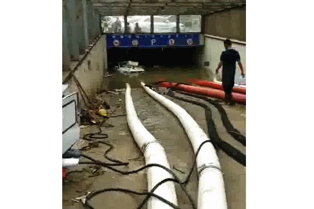 二環(huán)支路沙口路，山東消防兩臺，我們?nèi)_潛水泵同時運行，一切正常了